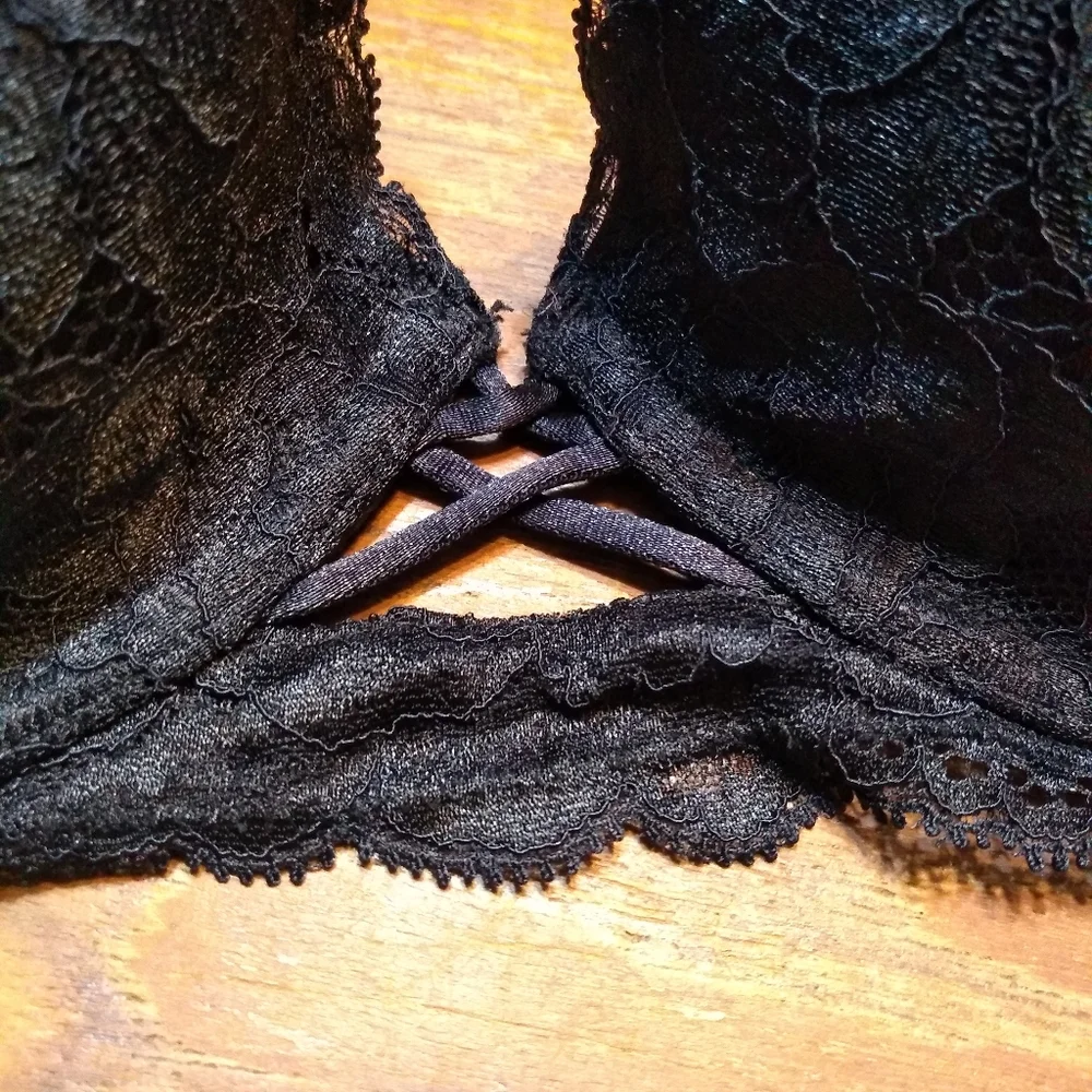 La Senza 2-Piece Black Lace Bra (34D) & Garter Belt, Medium - Picture 4 of 14